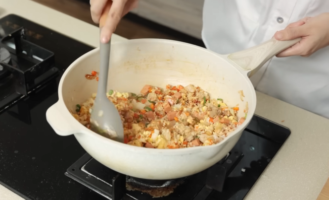 Nasi goreng saus keju. (YouTube)